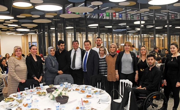 Başkan Erkan Aydın engelleri sevgiyle aştı